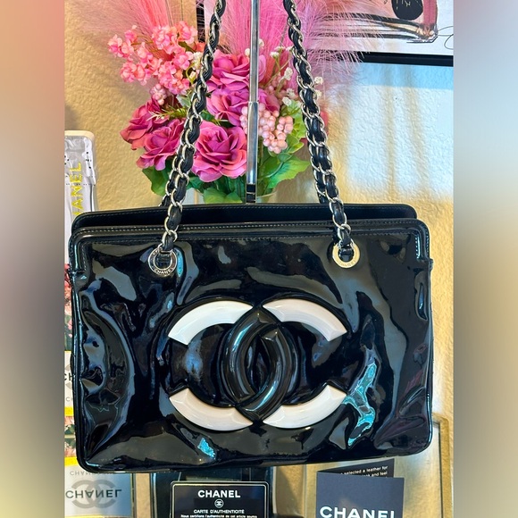 CHANEL black & white authentic CC Lipstick Chain Shoulder Bag patent leather - Picture 1 of 11